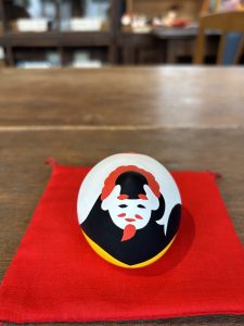 ている上下島堂賢氏が、今回素晴らしい２種をデザインしてくださいました♪✨✨✨ とてもおしゃれで、和洋インテリアにもバッチリ👌 土の素朴なあたたかみもあり、お祝いやお土産、記念品のご進物にもバッチリ👌